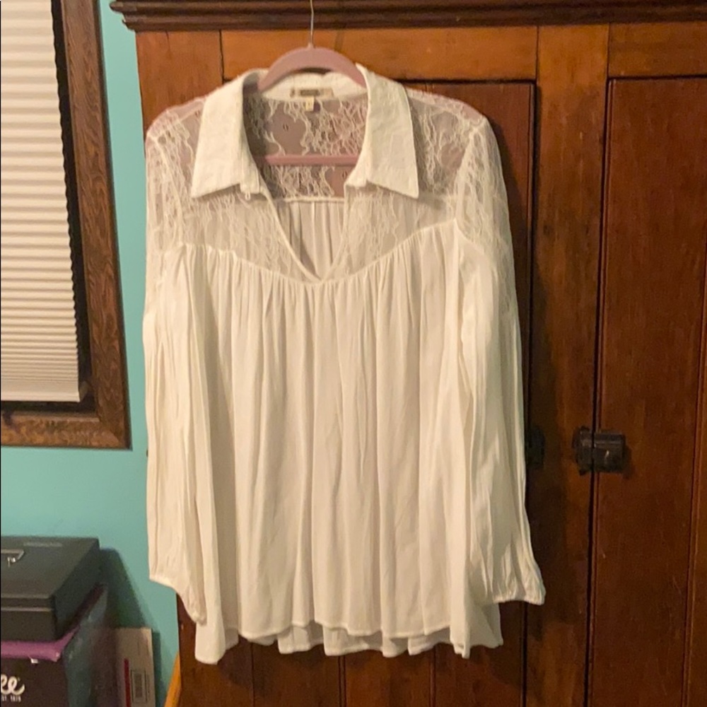 Gimmicks by BKE Cream blouse with lace accents